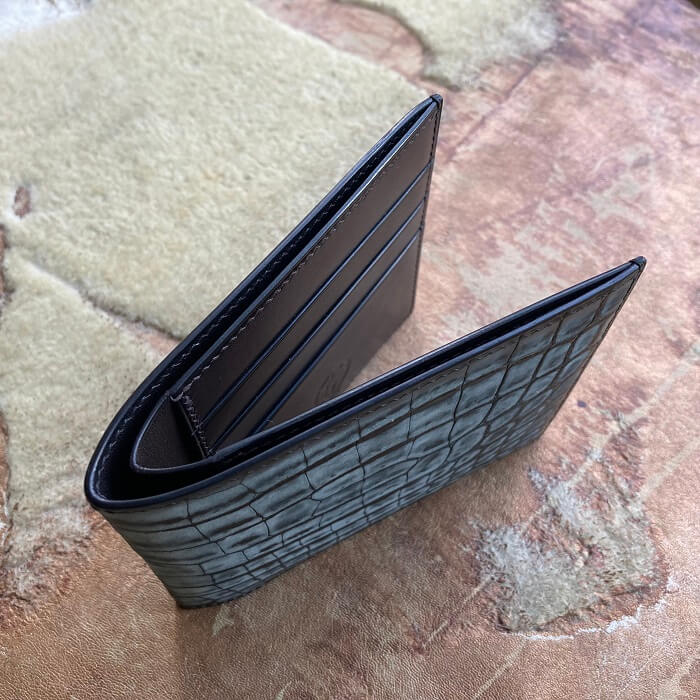 メゾンブランドのようなクオリティーの高いクロコダイルの二つ折り財布 